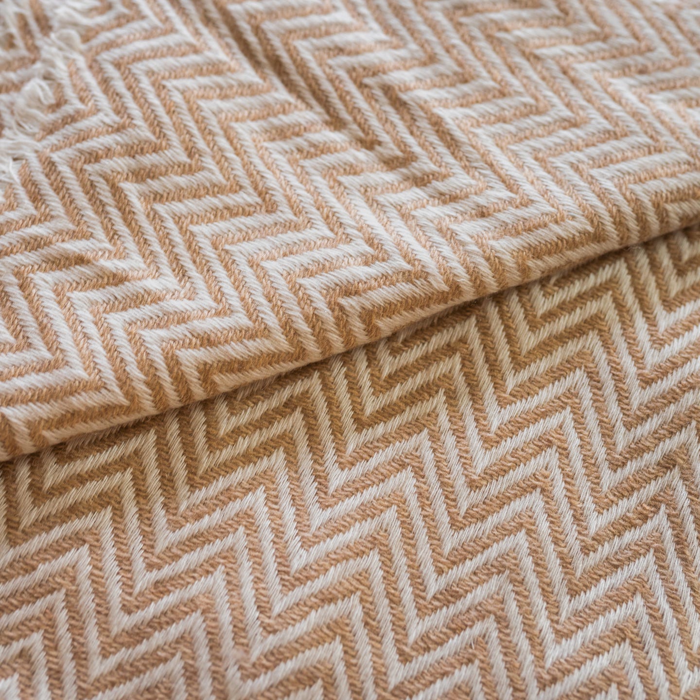 Kaschmirdecke braun mit großem Fischgrätenmuster