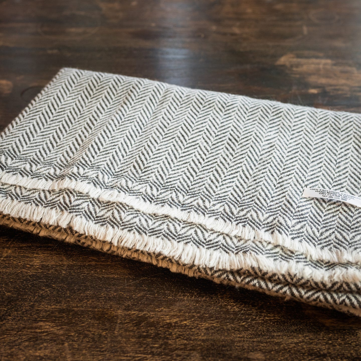 Kaschmirschal grau mit kleinem Fischgrätenmuster