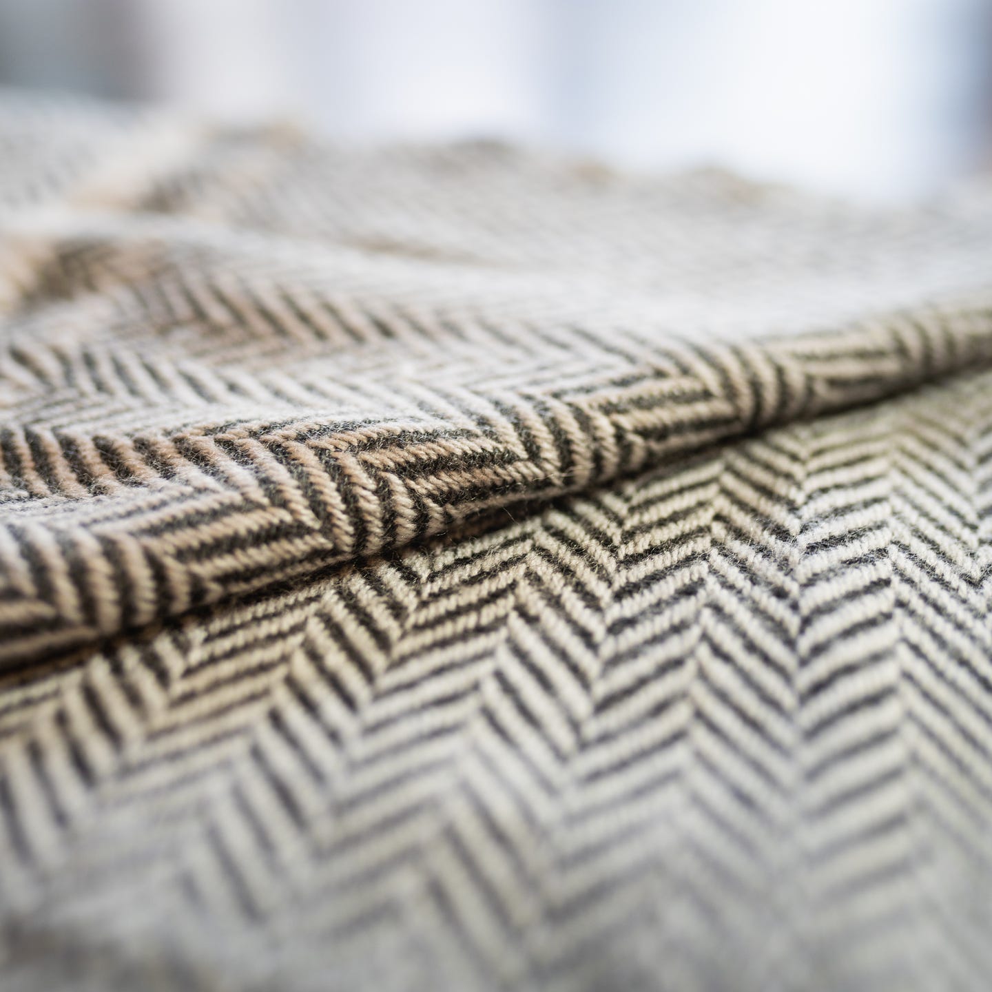 Kaschmirschal grau mit kleinem Fischgrätenmuster