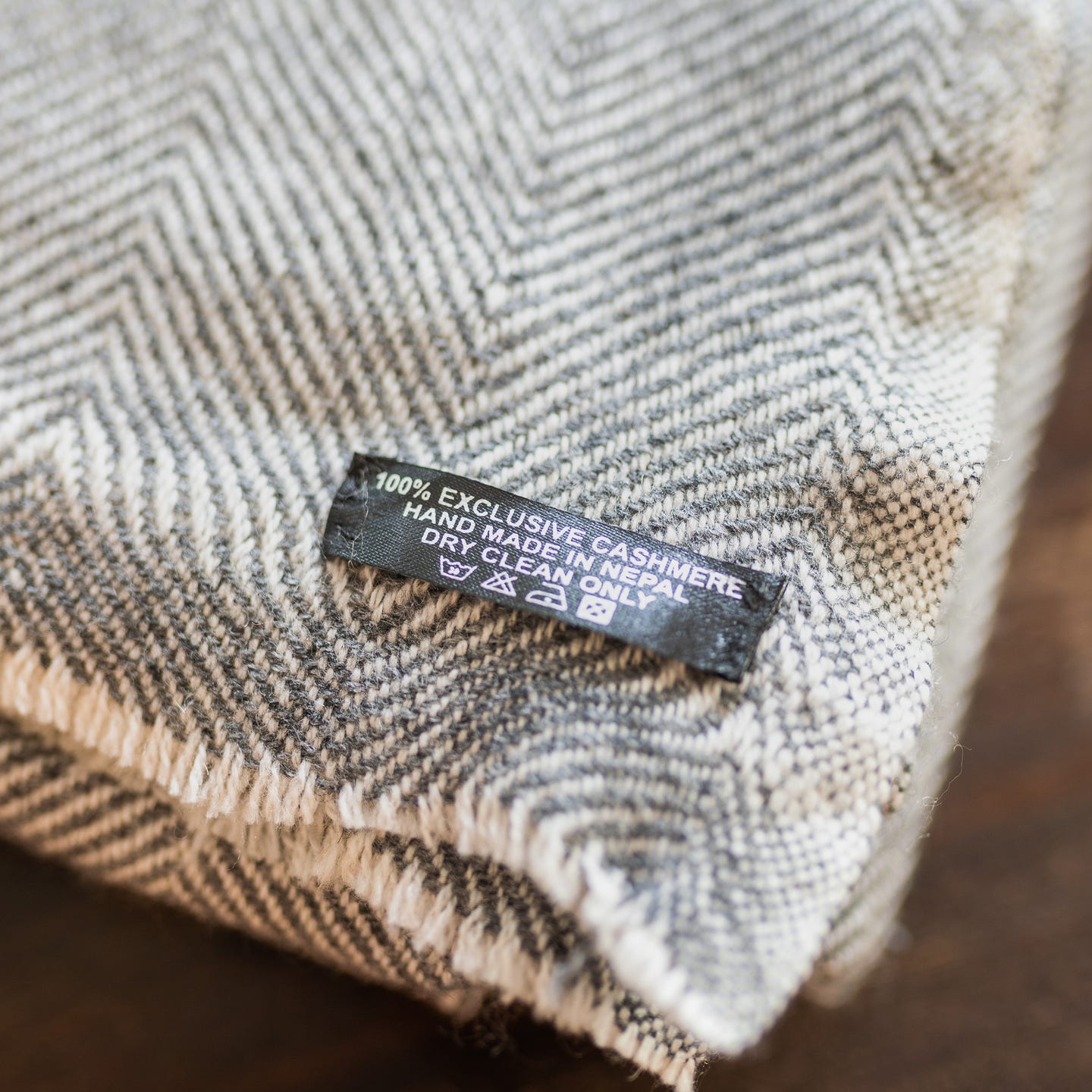 Kaschmirdecke grau mit feinem Fischgrätenmuster