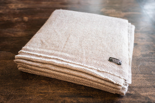 Kaschmirdecke graubraun mit feinem Fischgrätenmuster