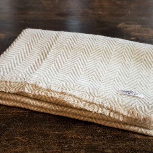 Kaschmirschal weiss mit mittelgroßem Fischgrätenmuster