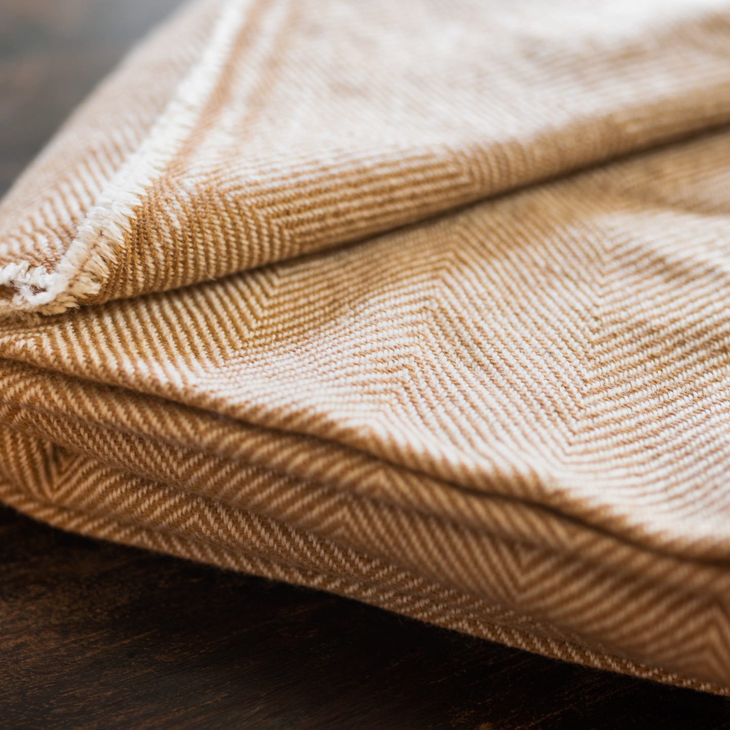 Kaschmirdecke braun mit feinem Fischgrätenmuster
