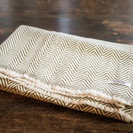 Kaschmirschal hellgrau mit mittelgroßem Fischgrätenmuster