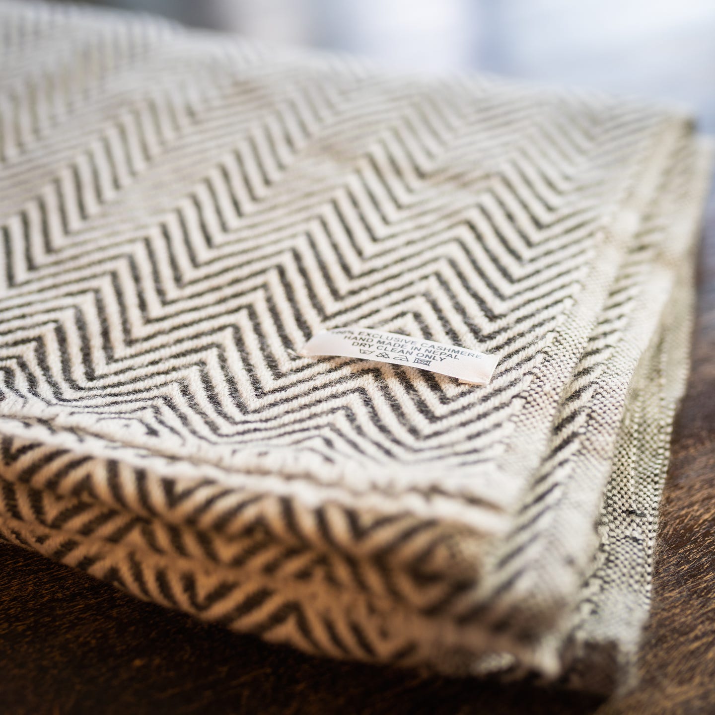 Kaschmirschal grau mit mittelgroßem Fischgrätenmuster