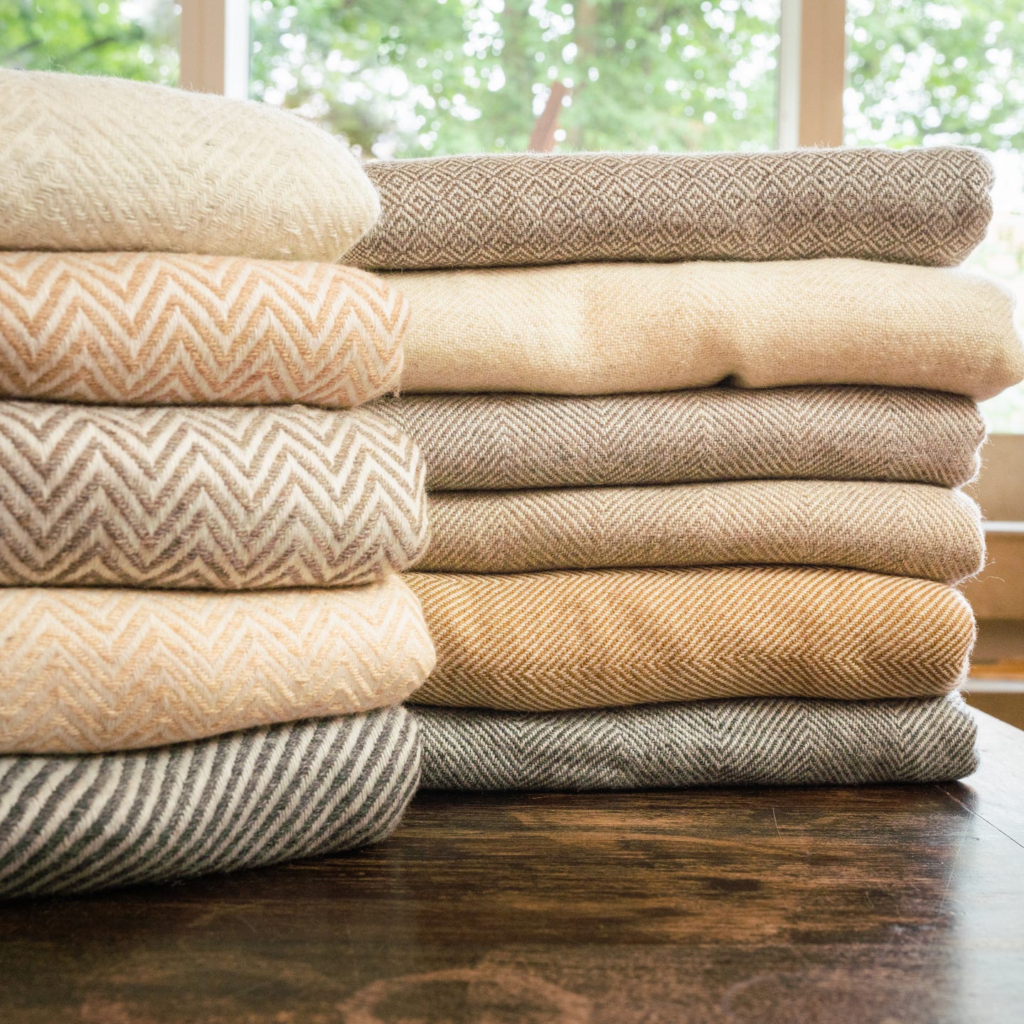 Kaschmirdecke weissgrau mit großem Fischgrätenmuster