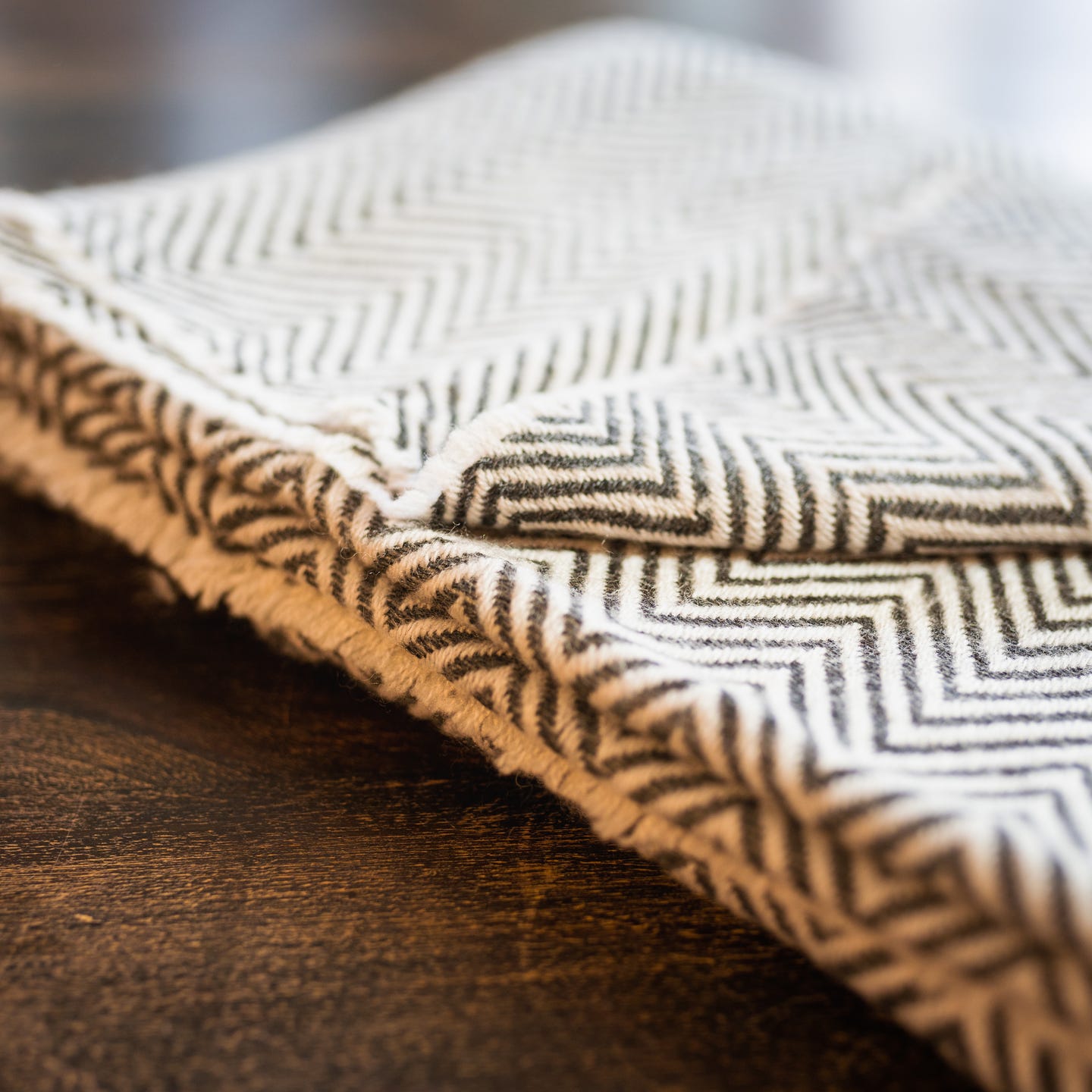 Kaschmirschal grau mit mittelgroßem Fischgrätenmuster