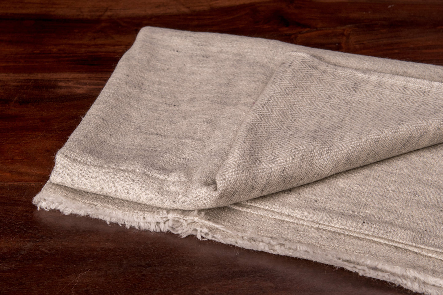 Kaschmirtuch hellgrau mit Fischgrätenmuster