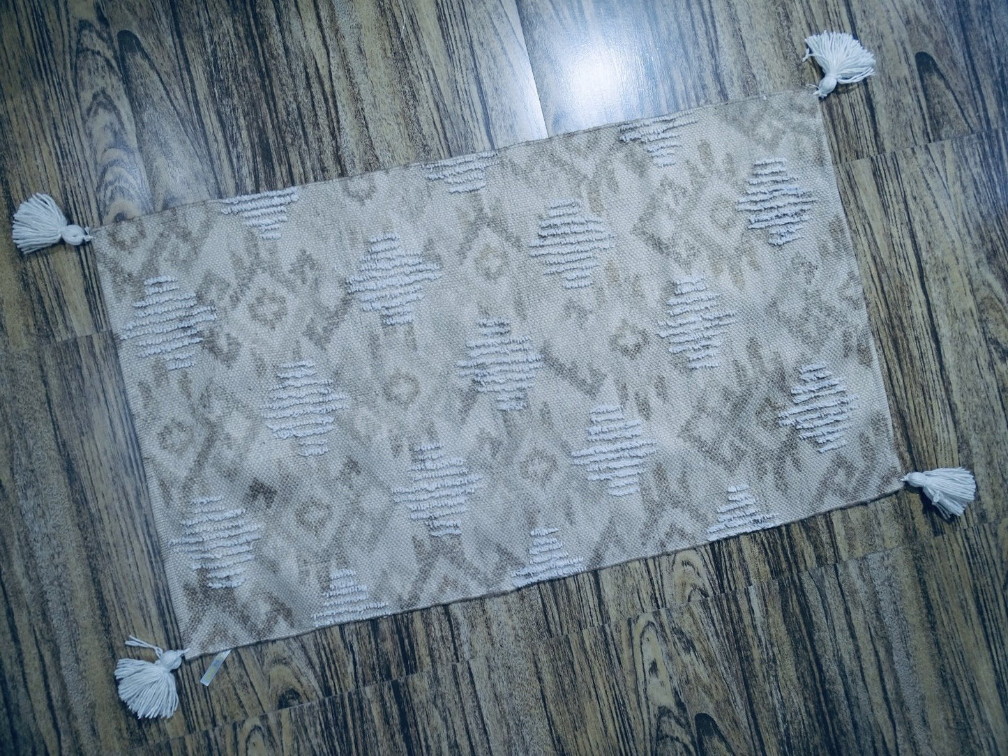 Tufted Shatter rug with corner fringes (25"x45")