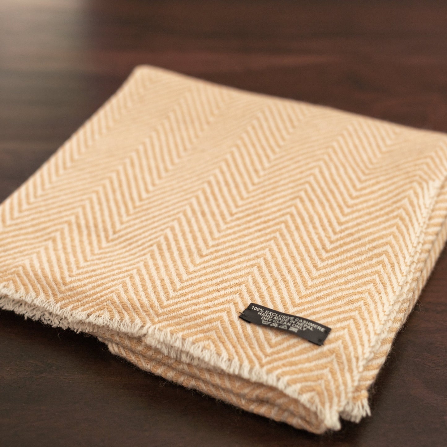 Kaschmirschal goldbeige mit mittelgroßem Fischgrätenmuster