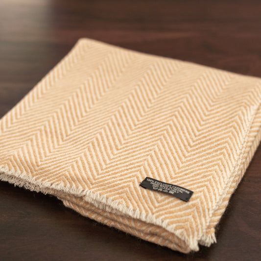 Kaschmirschal goldbeige mit mittelgroßem Fischgrätenmuster