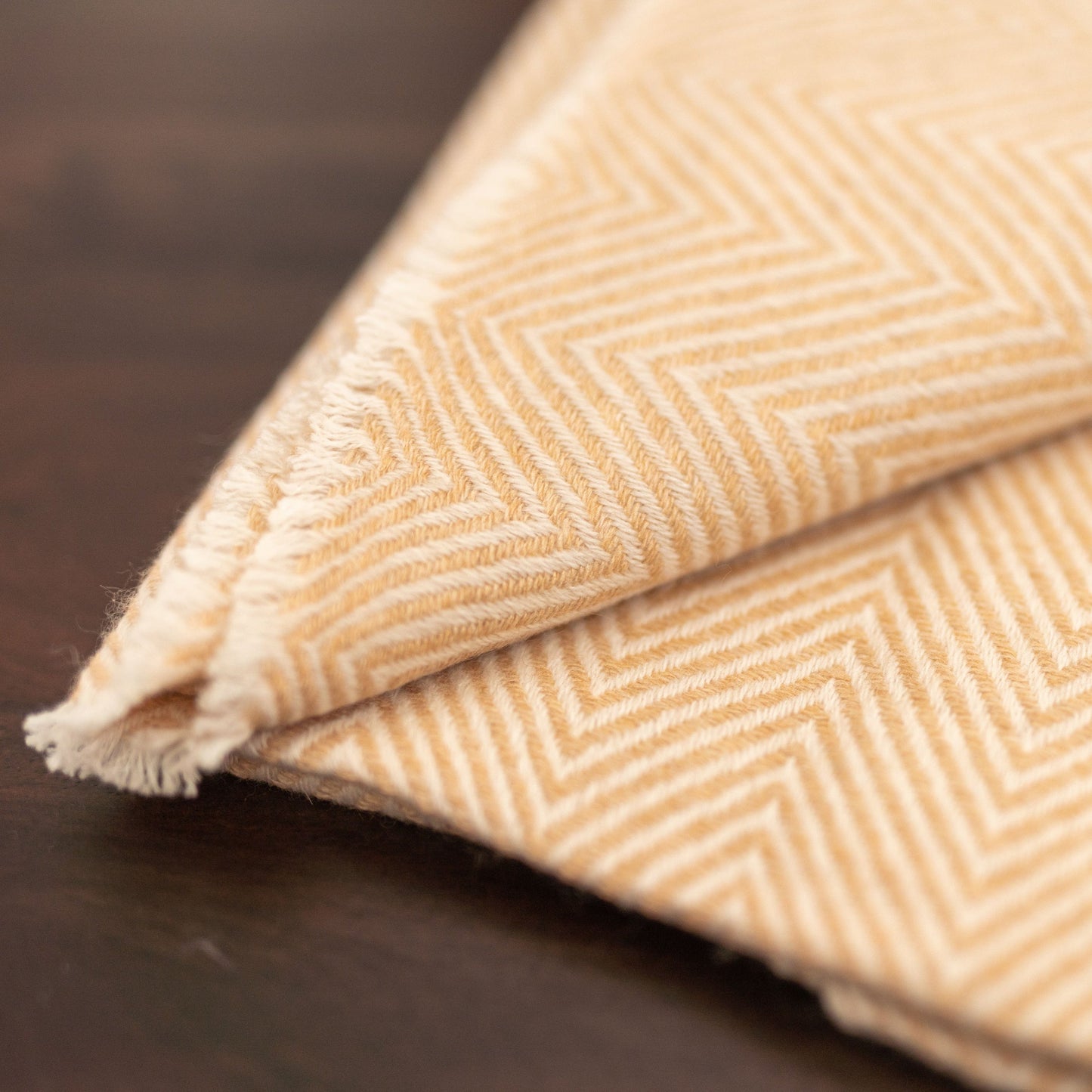 Kaschmirschal goldbeige mit mittelgroßem Fischgrätenmuster