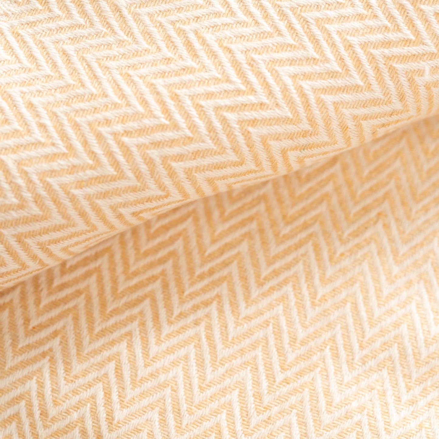 Kaschmirdecke goldbeige mit großem Fischgrätenmuster