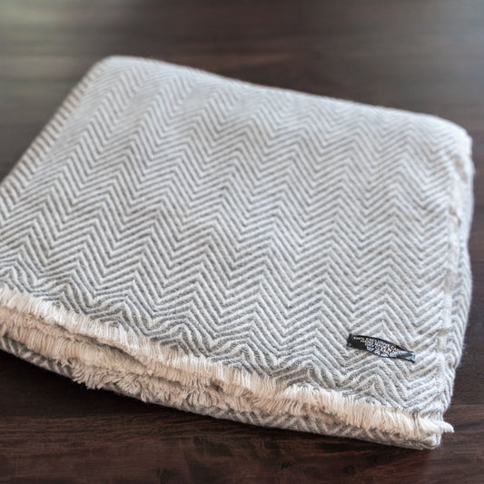 Kaschmirdecke grau mit großem Fischgrätenmuster