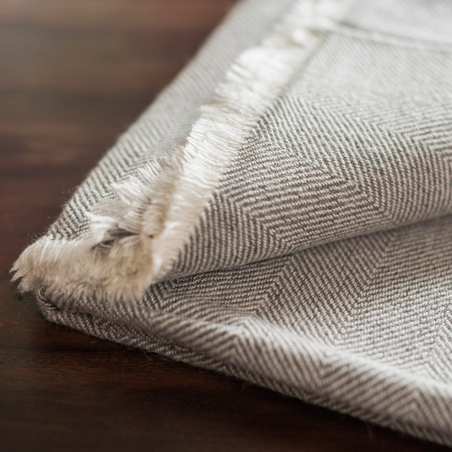 Kaschmirdecke hellgrau mit feinem Fischgrätenmuster