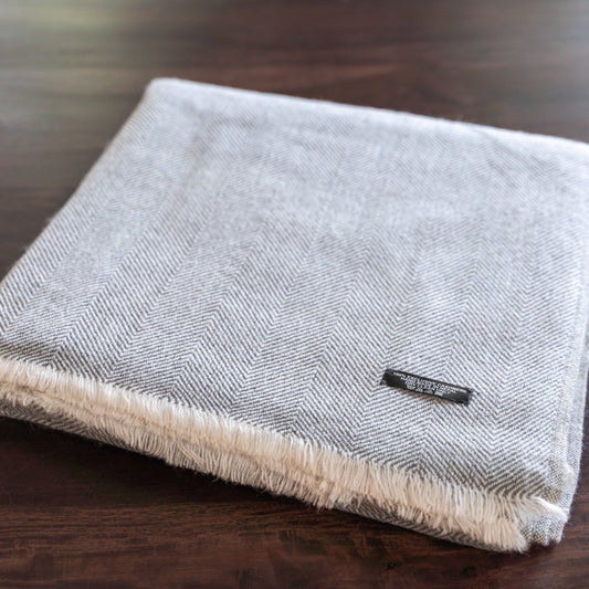 Kaschmirdecke hellgrau mit feinem Fischgrätenmuster