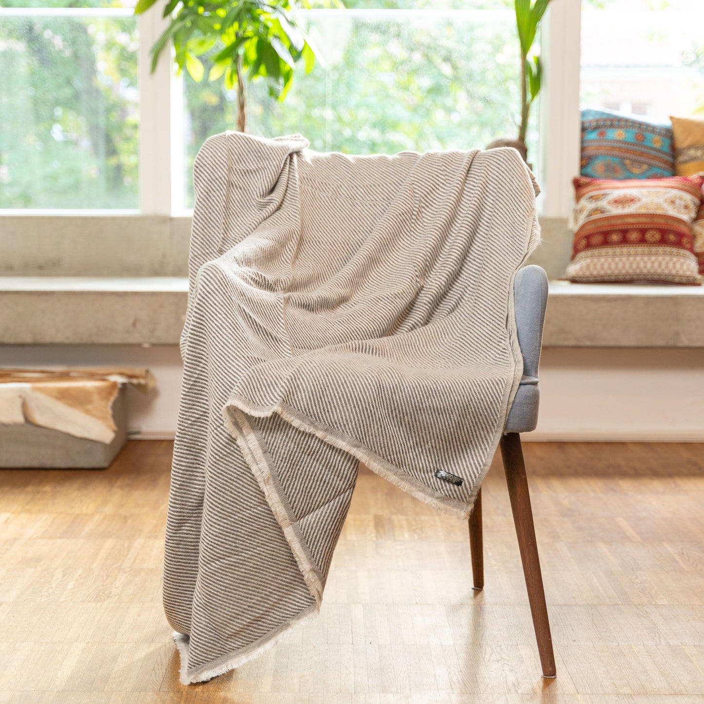 Kaschmirdecke hellgrau mit Streifenmuster/ gestreift