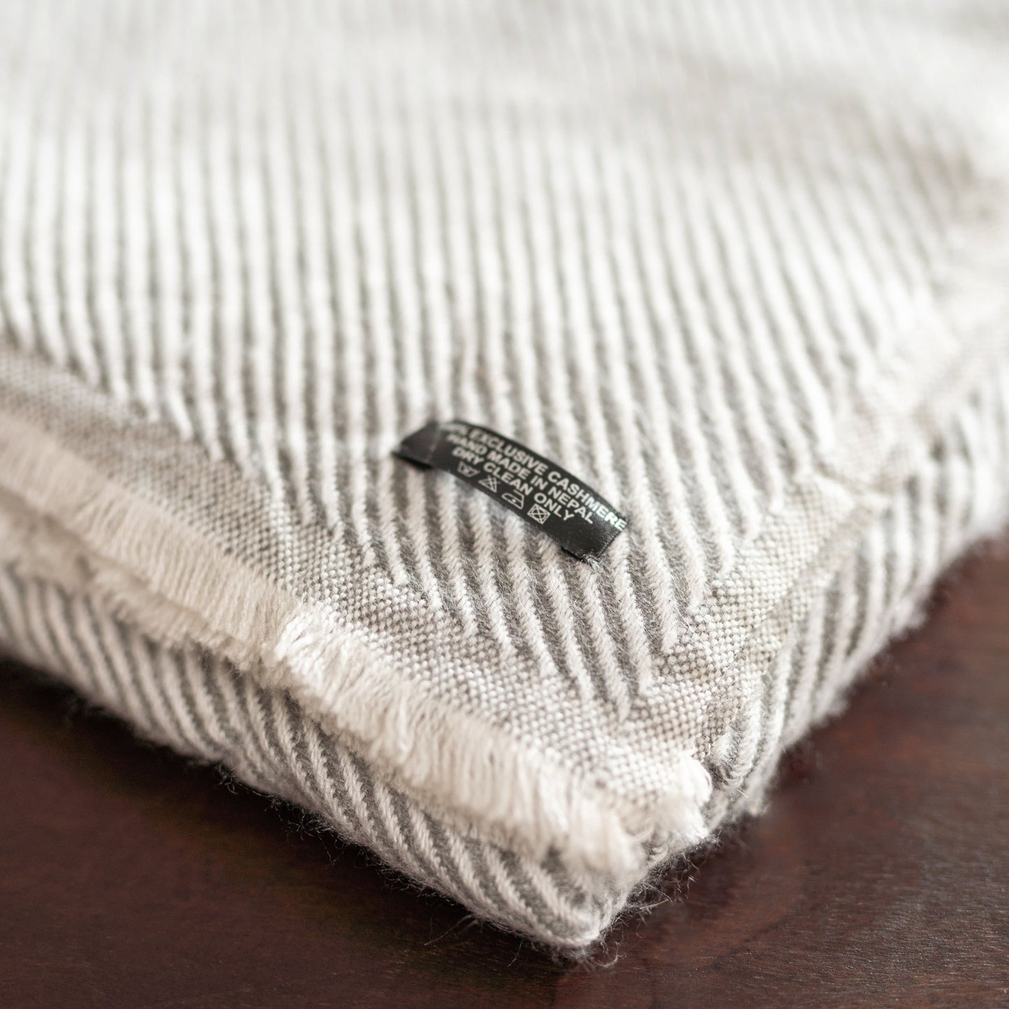 Kaschmirdecke hellgrau mit Streifenmuster/ gestreift