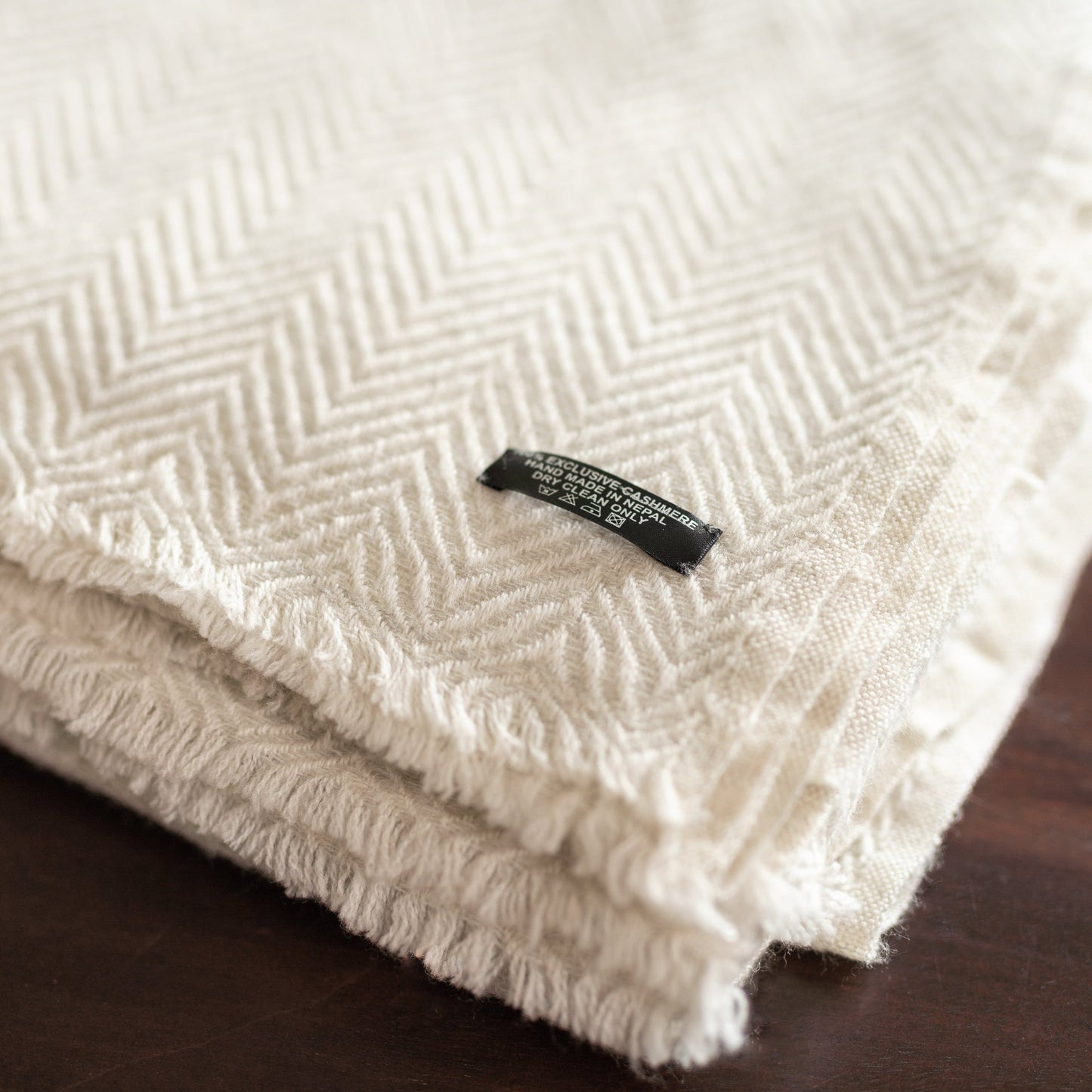 Kaschmirdecke weiss mit großem Fischgrätenmuster