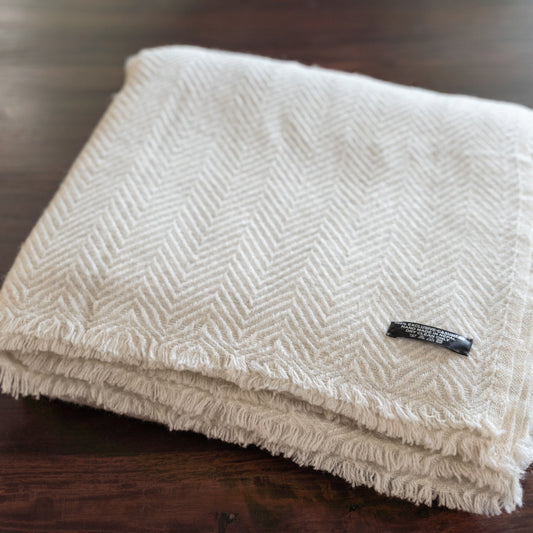 Kaschmirdecke weiss mit großem Fischgrätenmuster