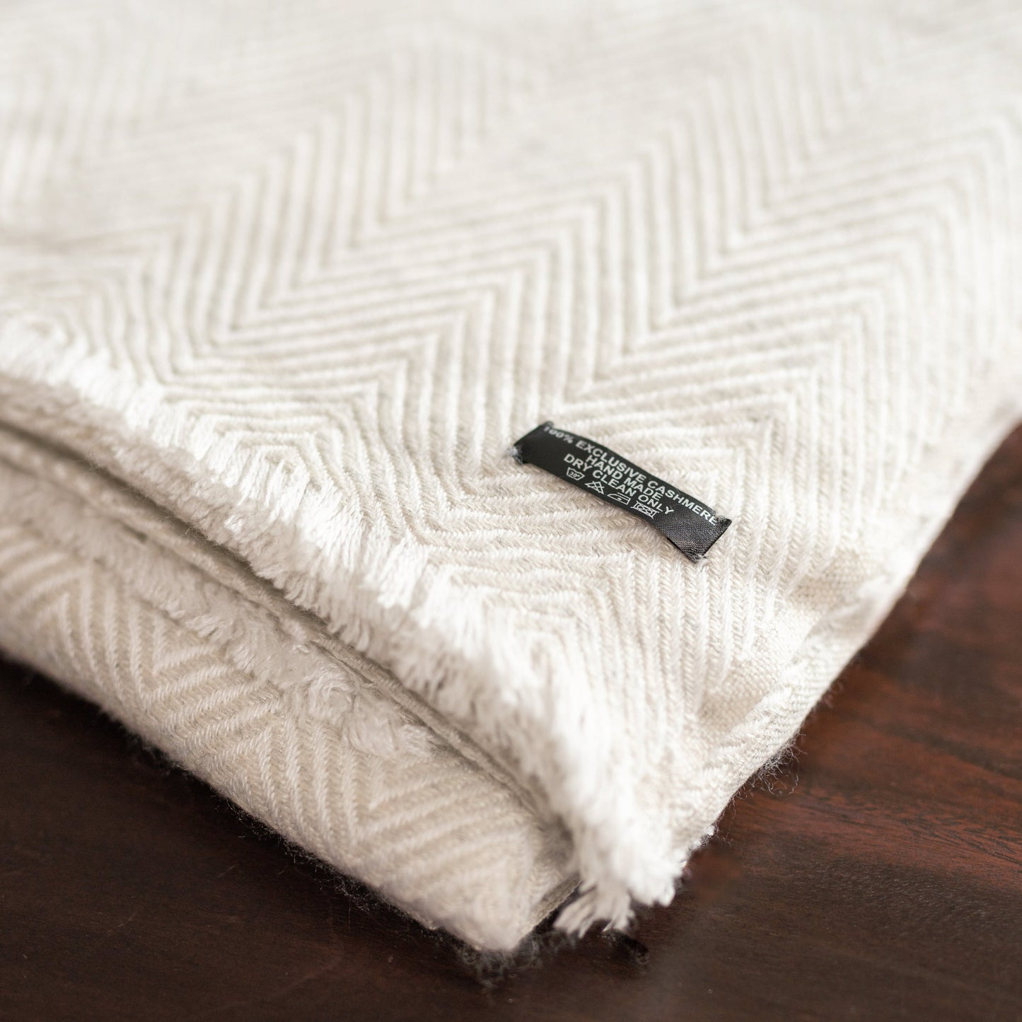 Kaschmirdecke weissgrau mit großem Fischgrätenmuster