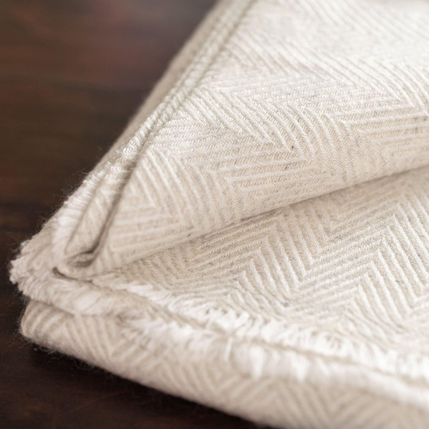 Kaschmirdecke weissgrau mit großem Fischgrätenmuster