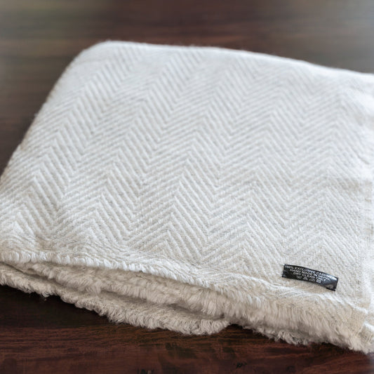 Kaschmirdecke weissgrau mit großem Fischgrätenmuster