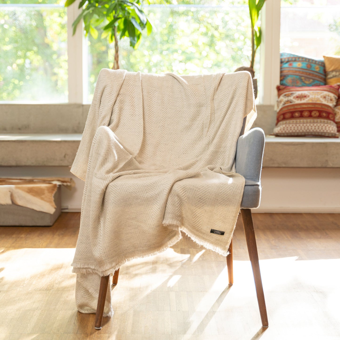 Kaschmirdecke weissgrau mit großem Fischgrätenmuster