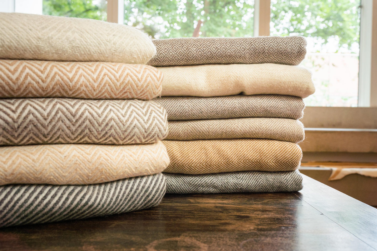 Kaschmirdecke graubraun mit feinem Fischgrätenmuster