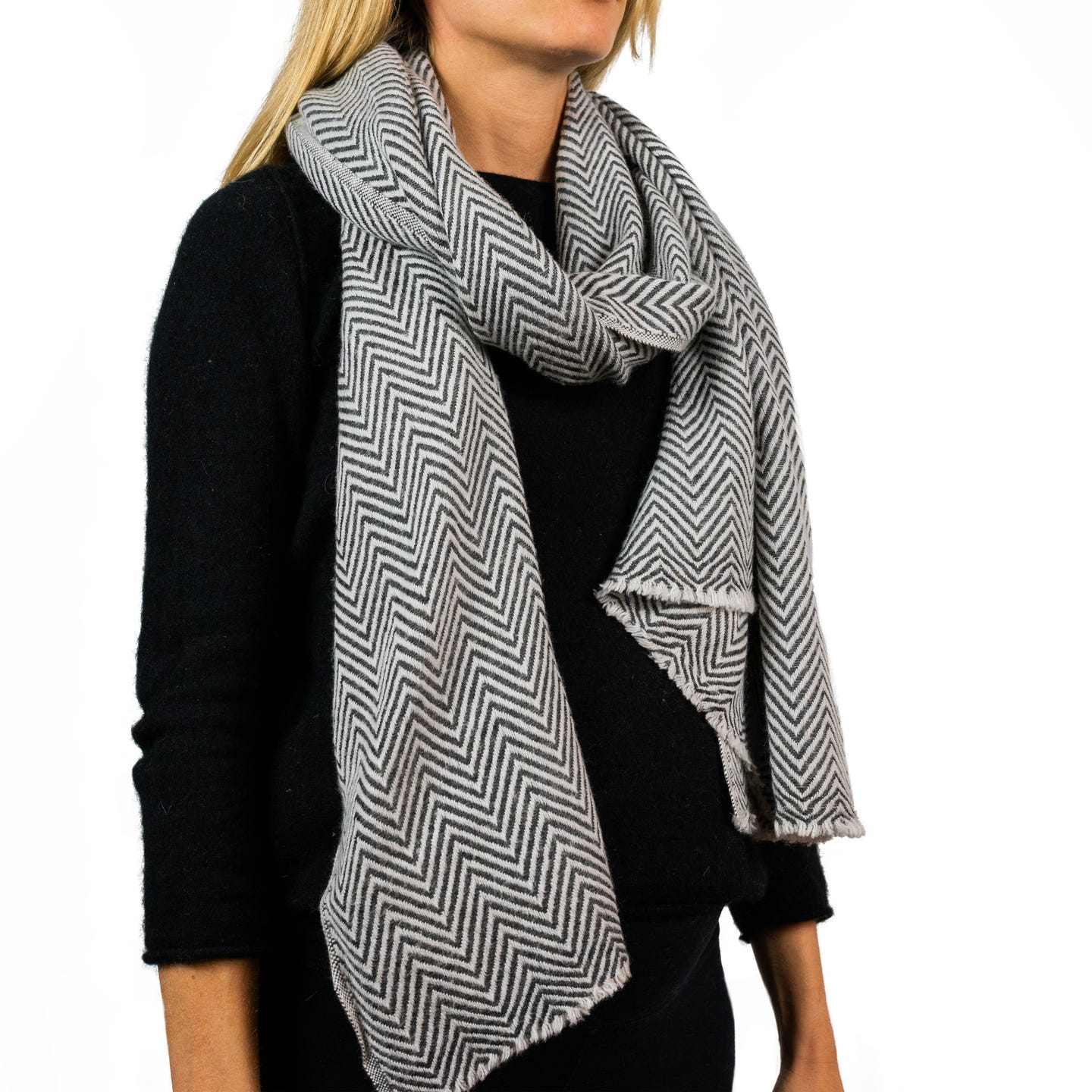 Kaschmirschal grau mit mittelgroßem Fischgrätenmuster