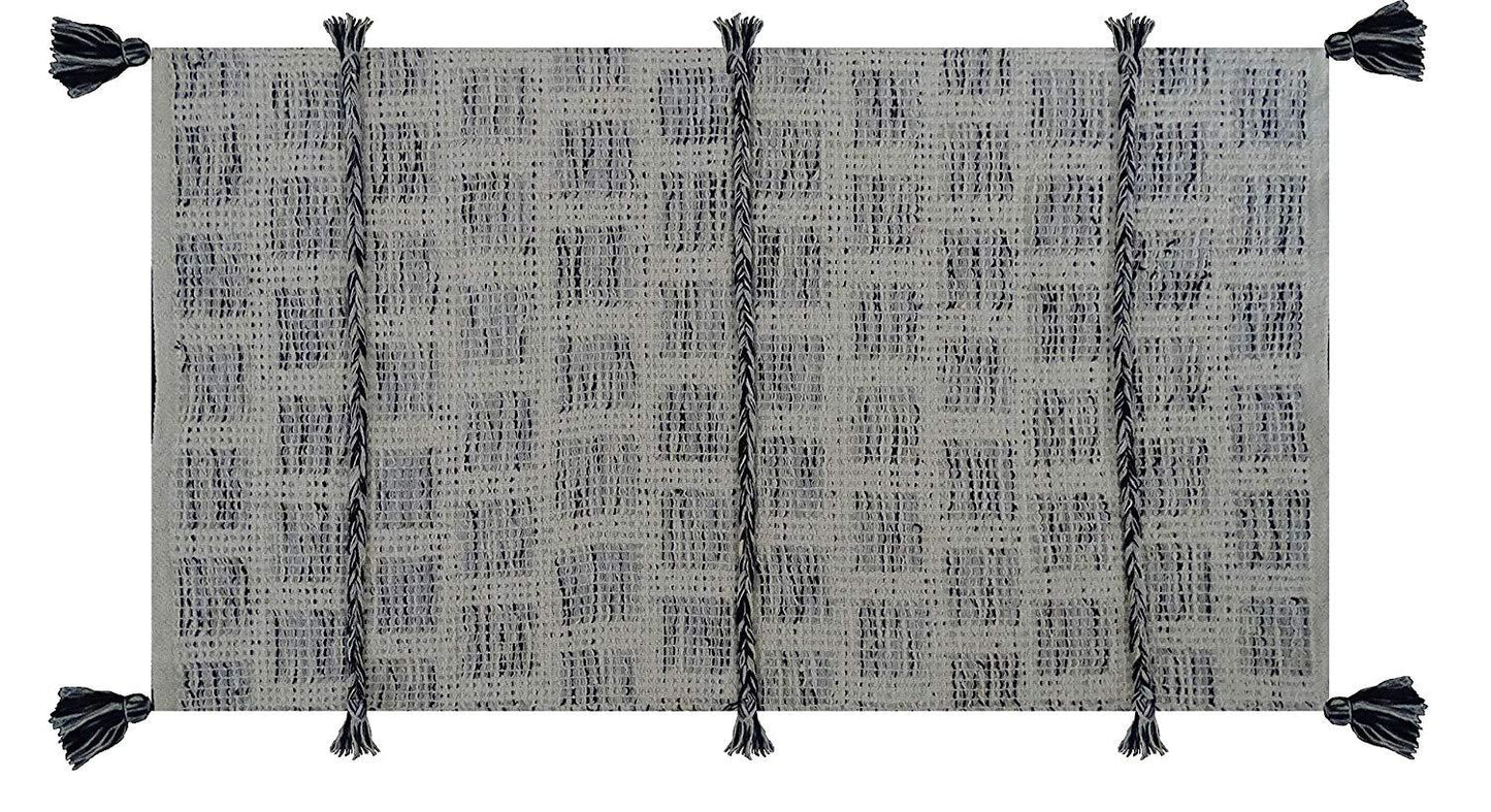Tufted accent rug with corner tussels (25"x45")