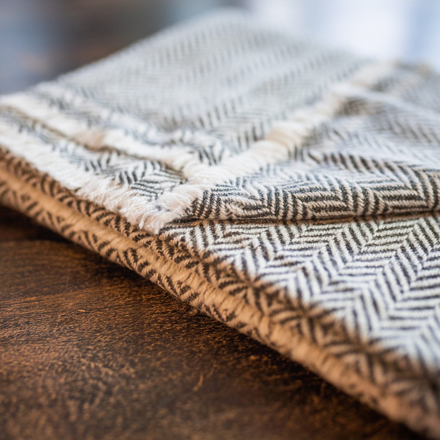 Kaschmirschal grau mit kleinem Fischgrätenmuster