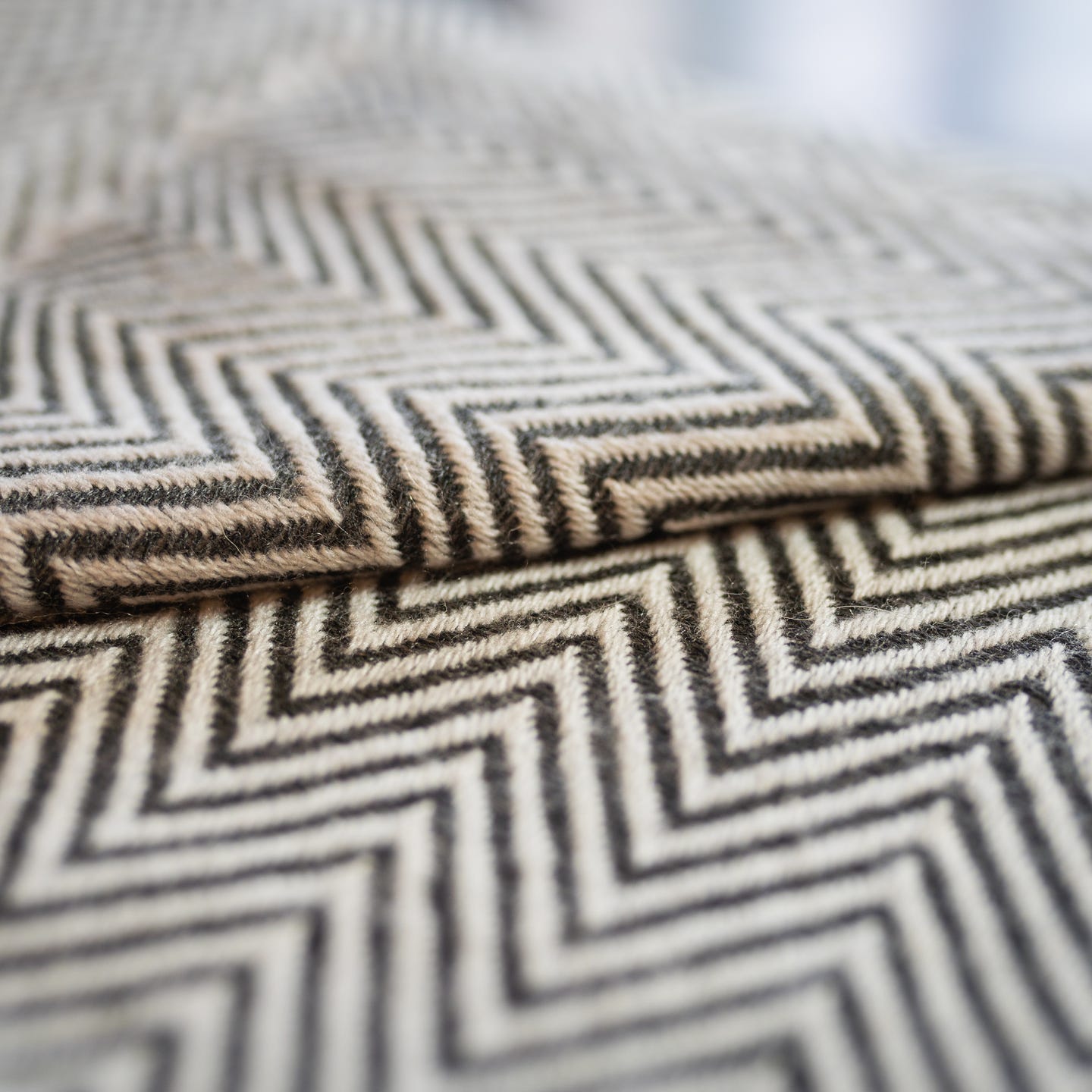 Kaschmirschal grau mit mittelgroßem Fischgrätenmuster