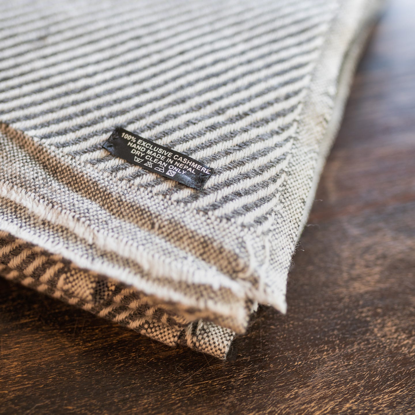 Kaschmirdecke grau mit Streifenmuster/ gestreift