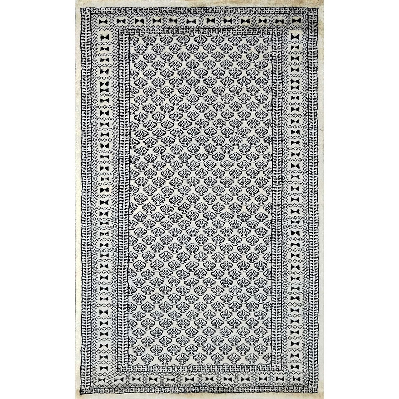 2.5×4 Feet White Handmade Wool Carpet