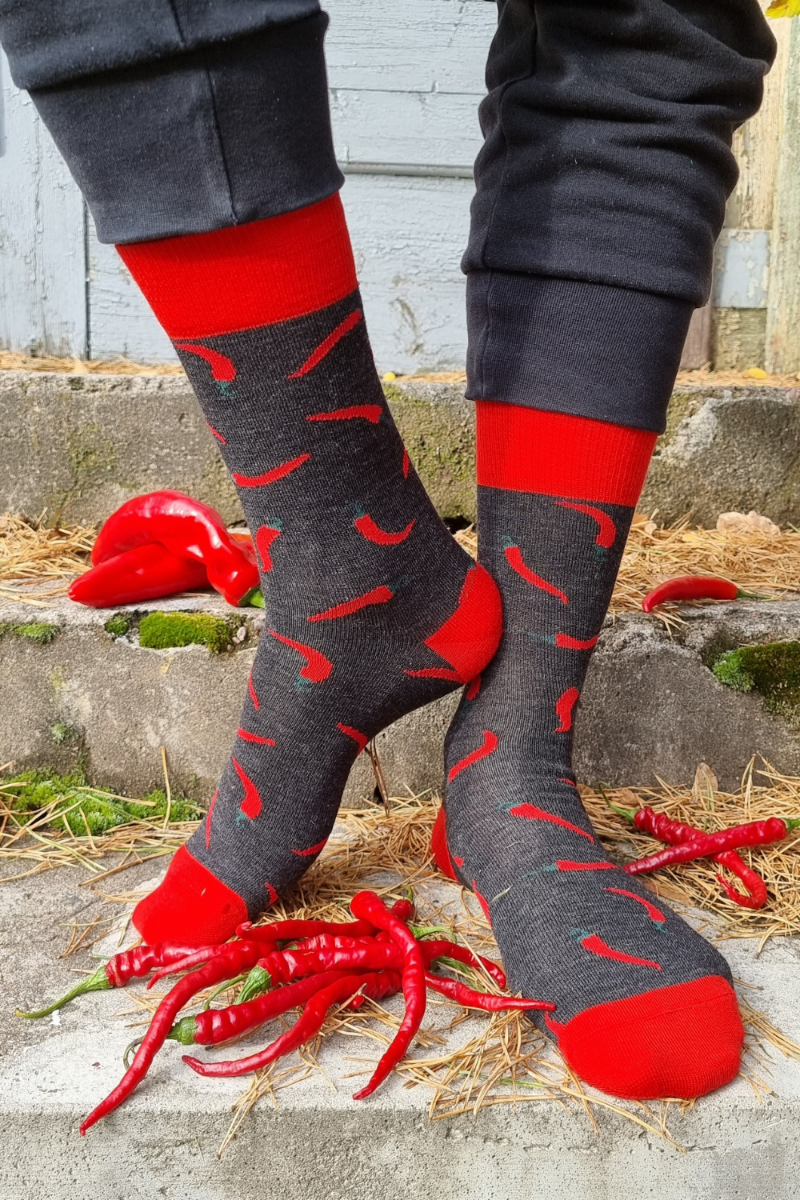 PEPPER merino wool socks with chillies