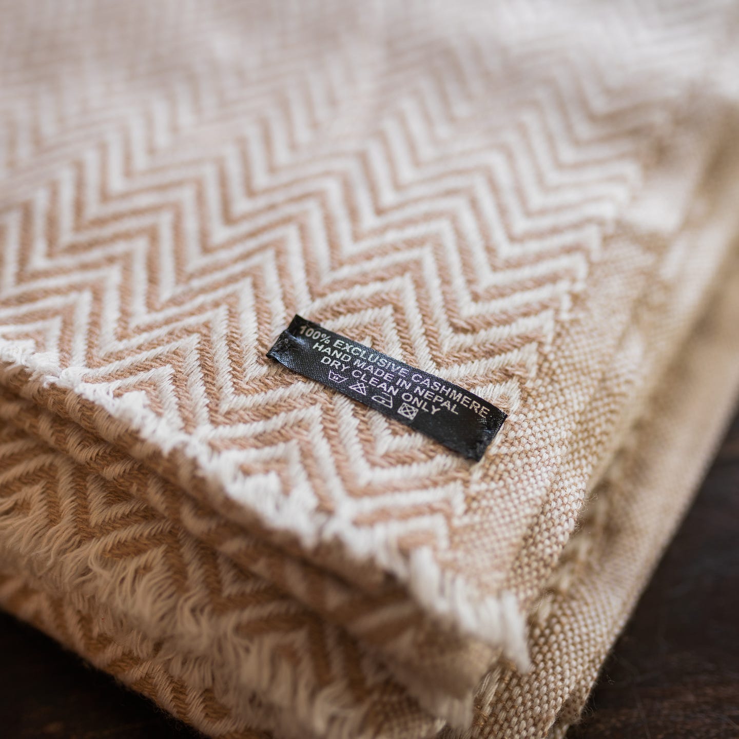 Kaschmirdecke braun mit großem Fischgrätenmuster
