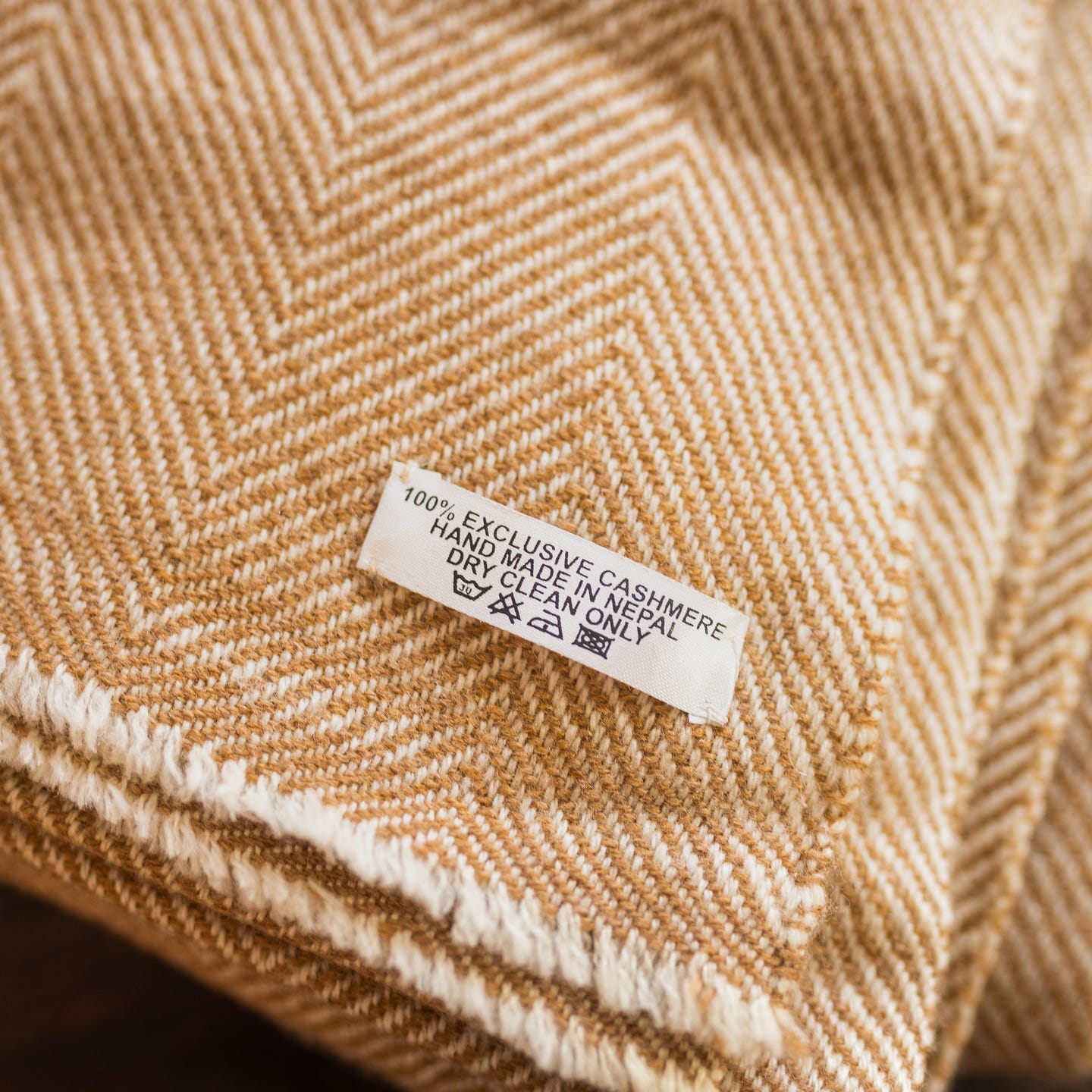 Kaschmirdecke braun mit feinem Fischgrätenmuster