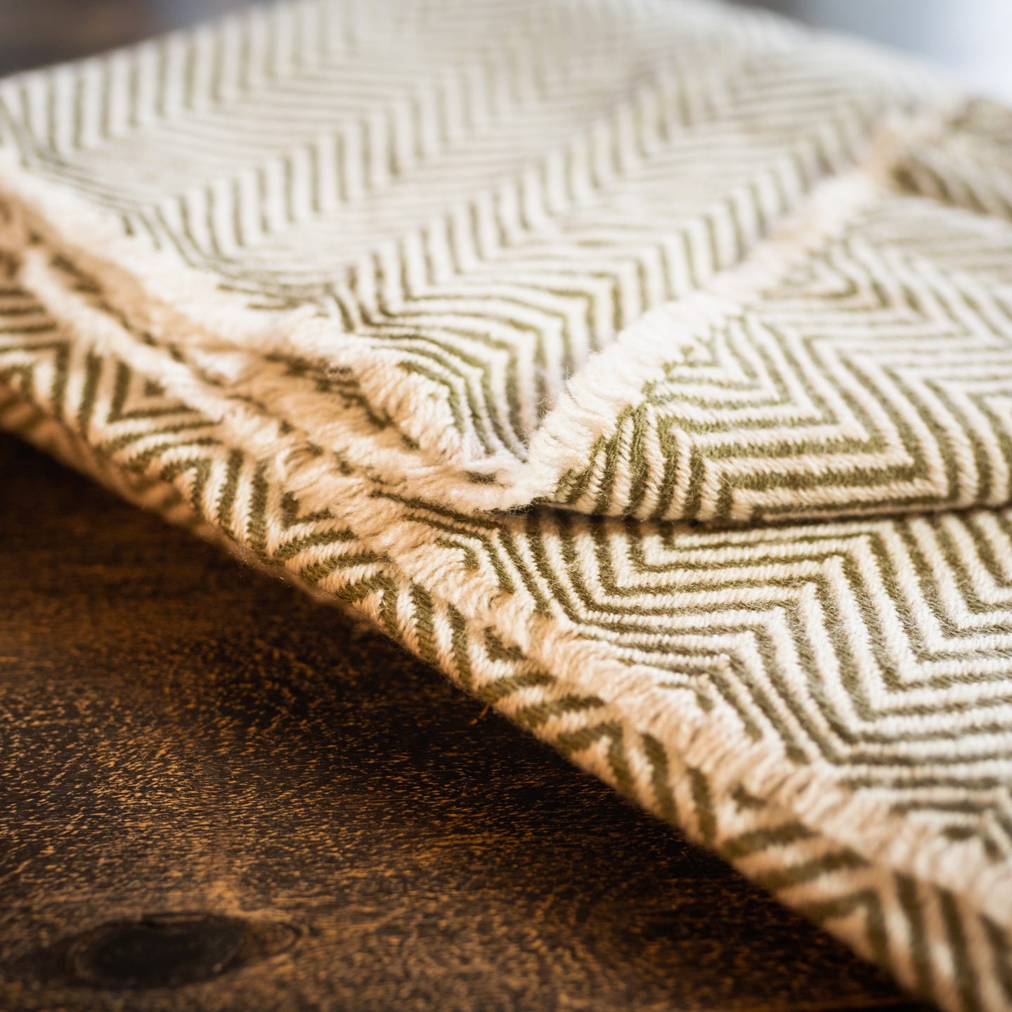 Kaschmirschal hellgrau mit mittelgroßem Fischgrätenmuster