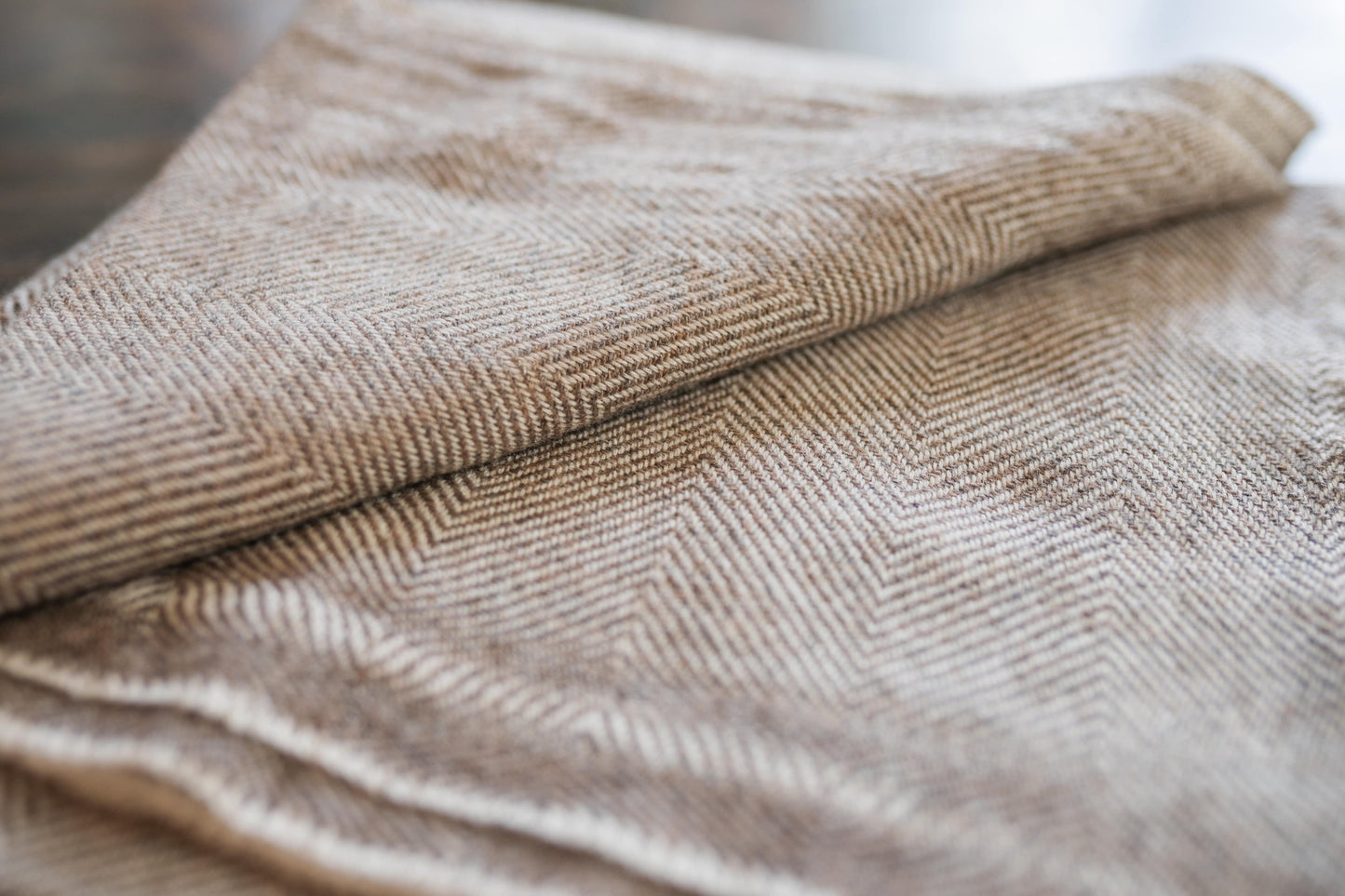 Kaschmirdecke graubraun mit feinem Fischgrätenmuster