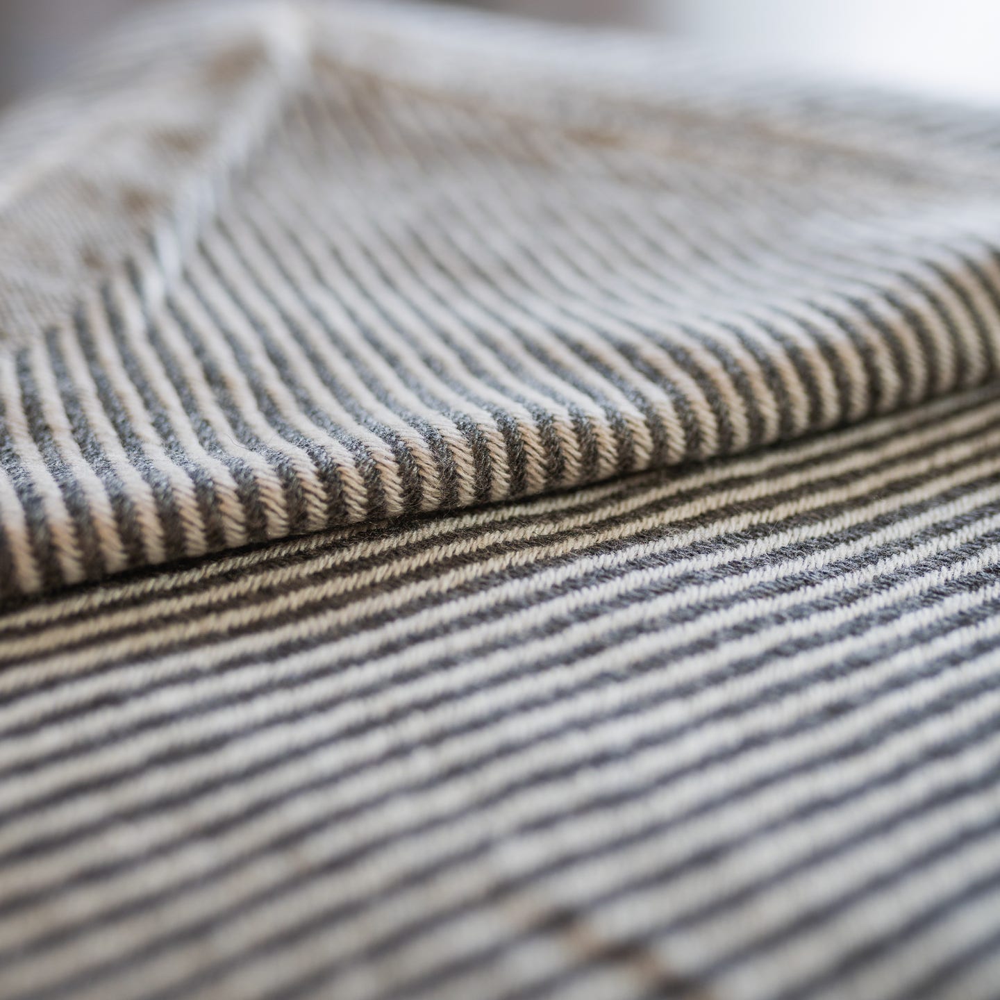 Kaschmirdecke grau mit Streifenmuster/ gestreift
