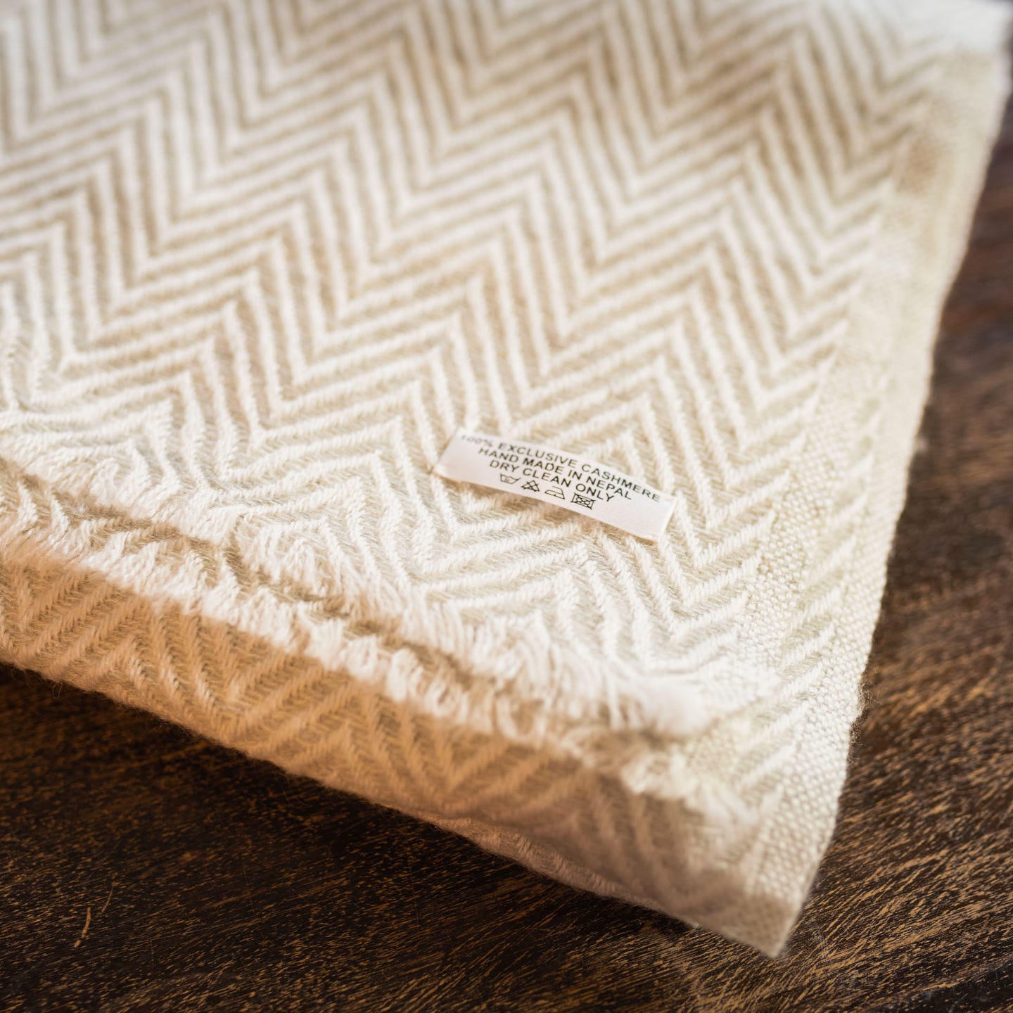 Kaschmirschal weiss mit mittelgroßem Fischgrätenmuster