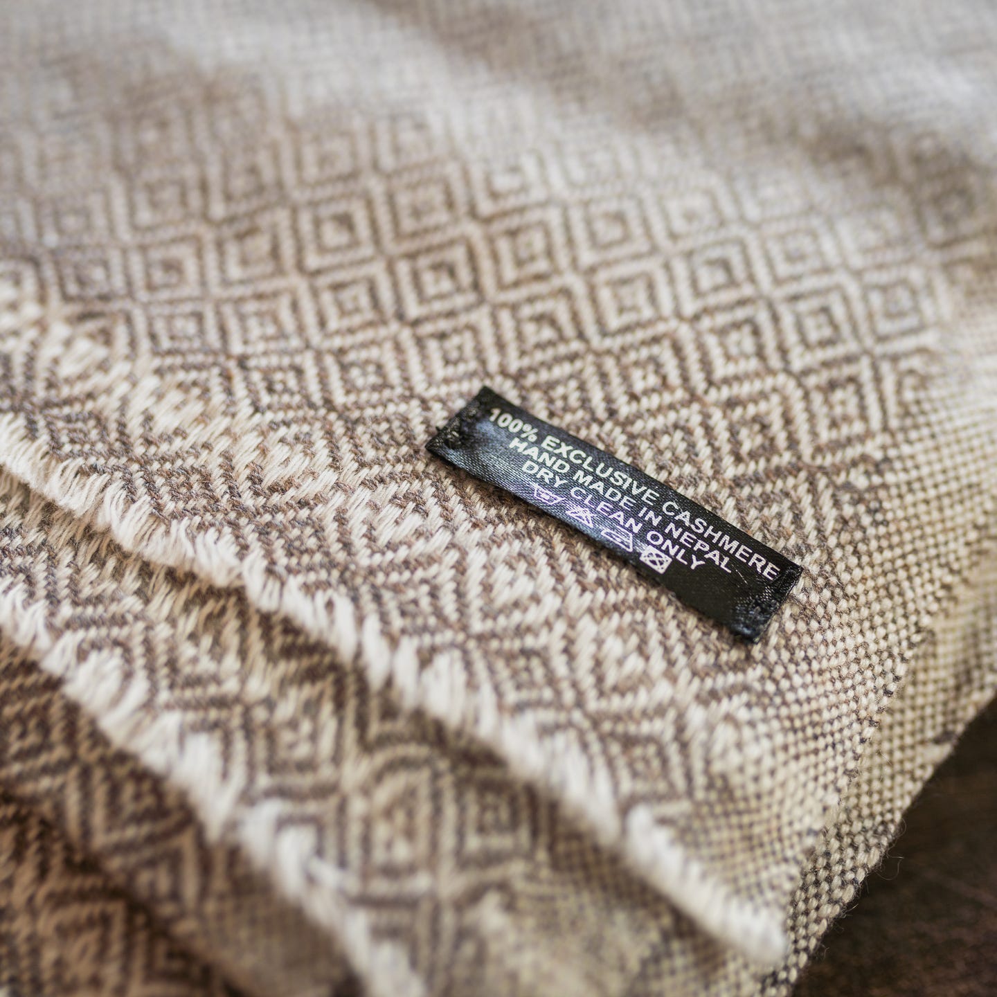 Kaschmirdecke graubraun mit Karomuster/ kariert