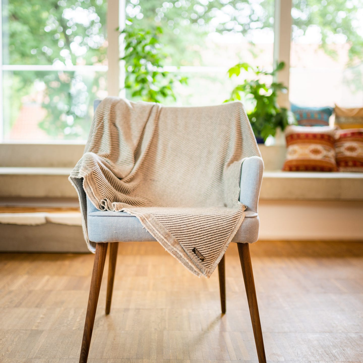 Kaschmirdecke grau mit Streifenmuster/ gestreift