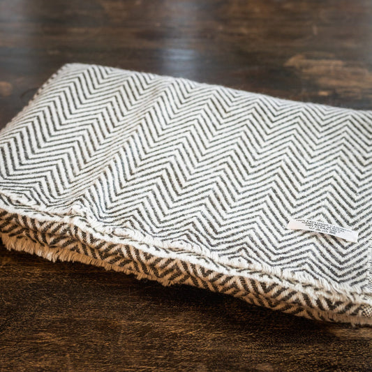 Kaschmirschal grau mit mittelgroßem Fischgrätenmuster