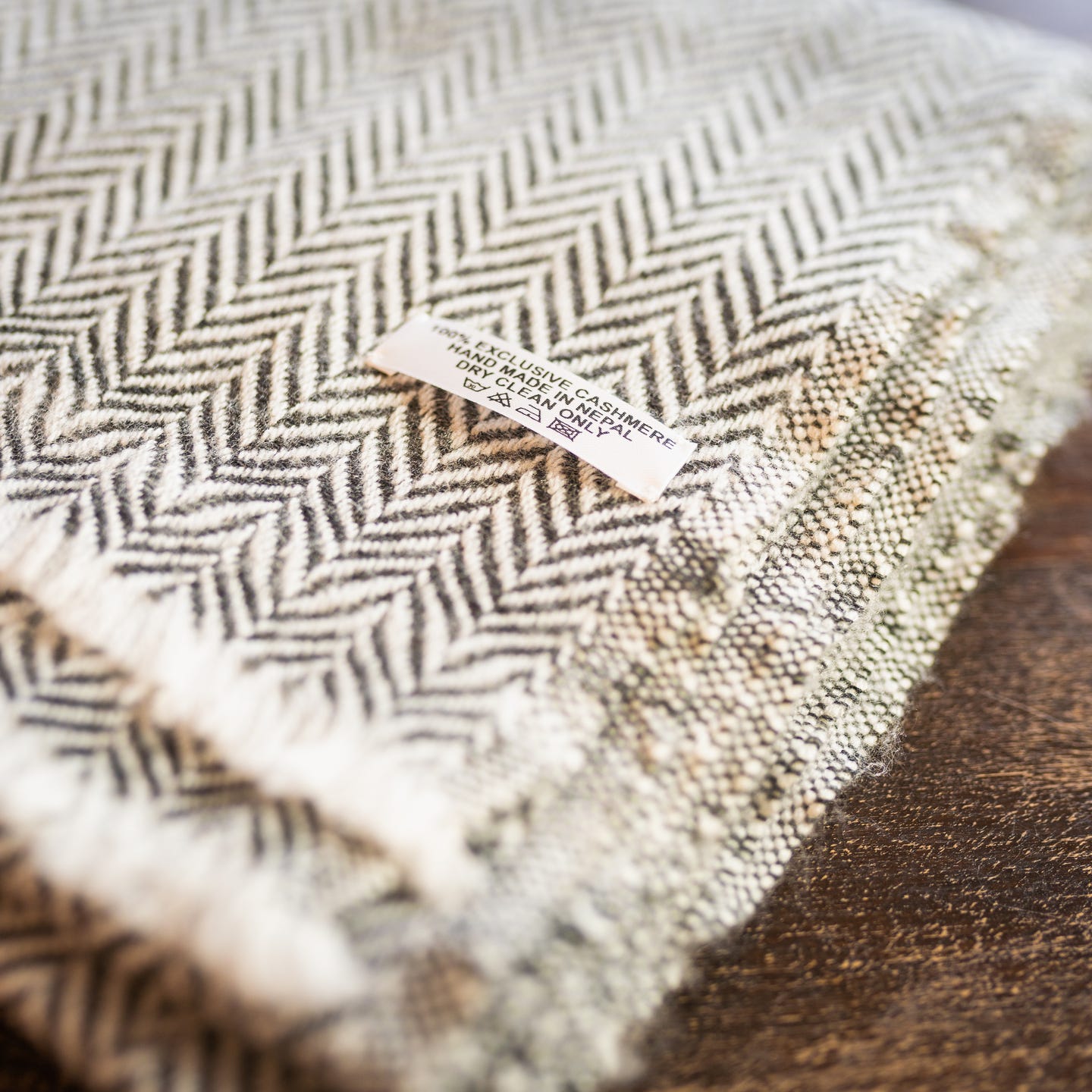 Kaschmirschal grau mit kleinem Fischgrätenmuster