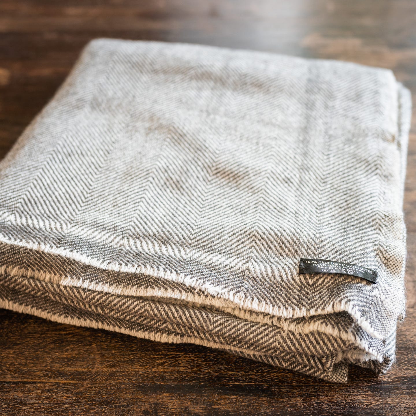 Kaschmirdecke grau mit feinem Fischgrätenmuster