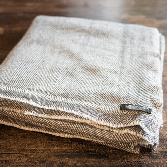 Kaschmirdecke grau mit feinem Fischgrätenmuster