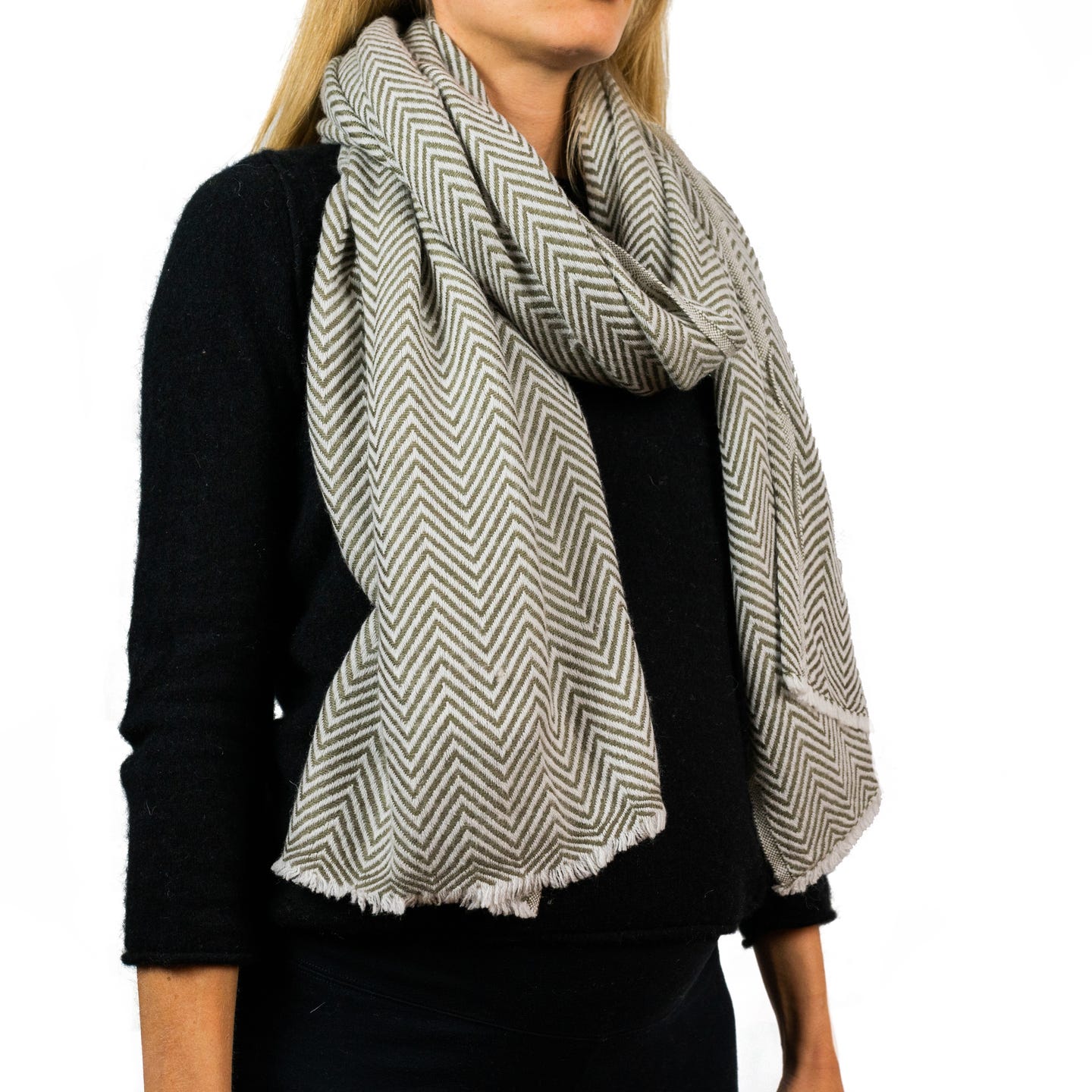 Kaschmirschal hellgrau mit mittelgroßem Fischgrätenmuster