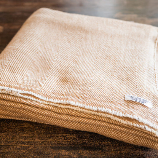 Kaschmirdecke braun mit feinem Fischgrätenmuster